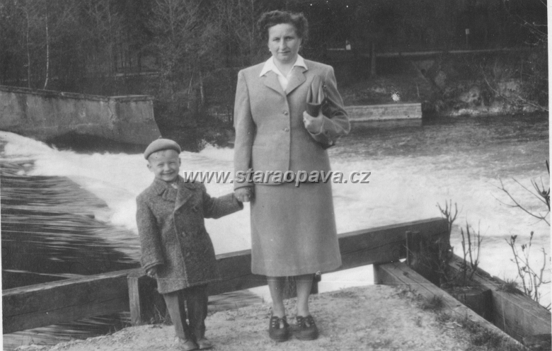 reka (6).jpg - Před Vojenským splavem někdy kolem roku 1950.